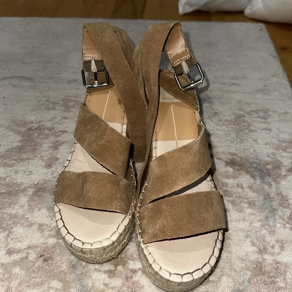 NWOB Dolce Vita Shayla Wedge Sandal Women's Size 9.5 M Saddle Caramel‎ Tan Suede